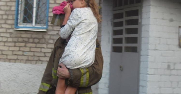 Спасатели во время пожара эвакуировали из мариупольской многоэтажки 13 человек (ФОТО)