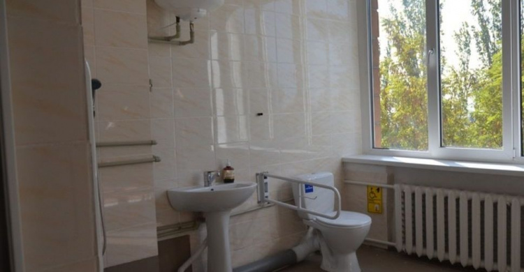 В мариупольской больнице оборудовали санитарную комнату для людей с инвалидностью (ФОТО)