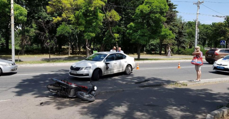 В Мариуполе мотоцикл столкнулся с автомобилем: пострадавший в больнице (ФОТО)