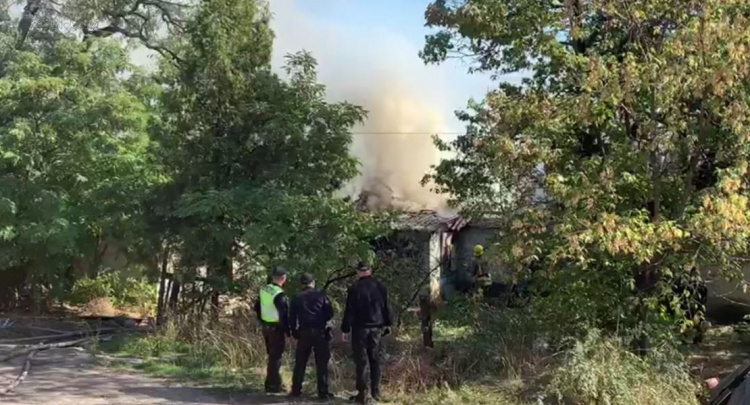 Напротив воинской части в Мариуполе горит дом (ФОТО+ВИДЕО)