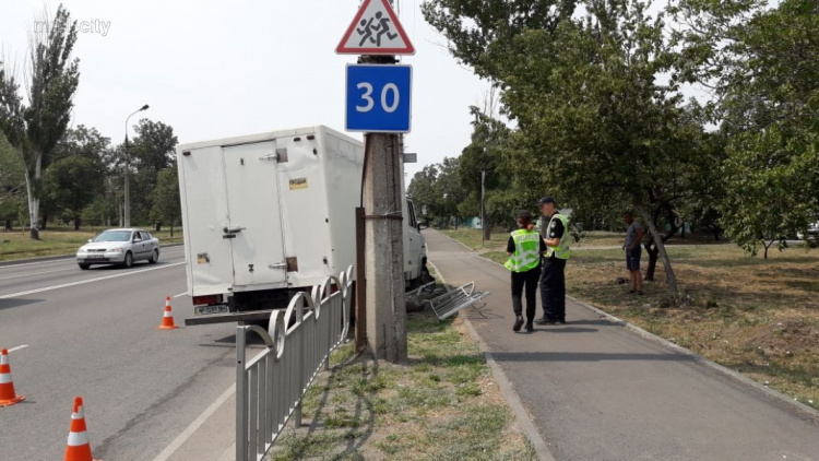 В Мариуполе неуправляемый грузовик влетел в ограждение (ФОТО)