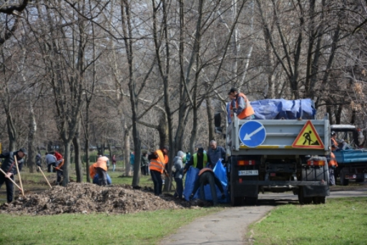 Субботнее утро мариупольских чиновников началось с уборки парка (ФОТО)