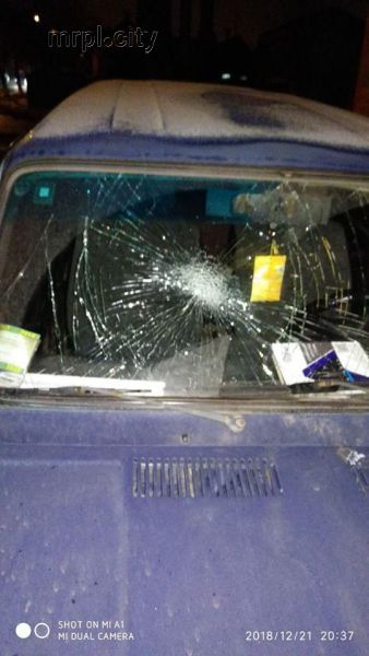 В предновогоднем Мариуполе мужчины для потехи повредили чужое авто (ФОТО)