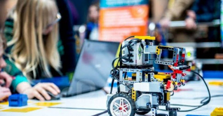 Учащиеся мариупольской школы изучают робототехнику и получат свою СТЕМ-лабораторию