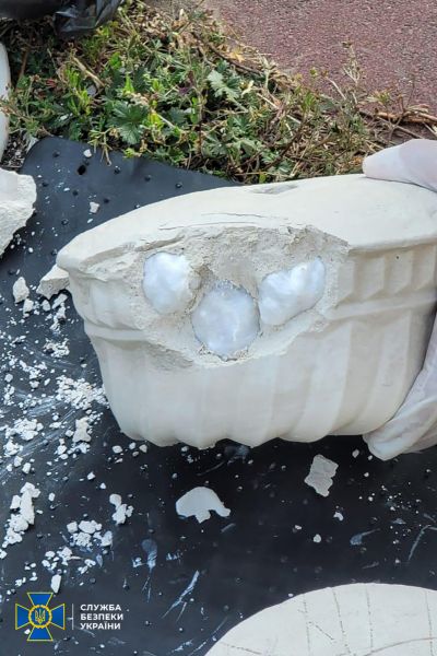 Безработная киевлянка снабжала дончан крупными партиями наркотиков в садовых скульптурах
