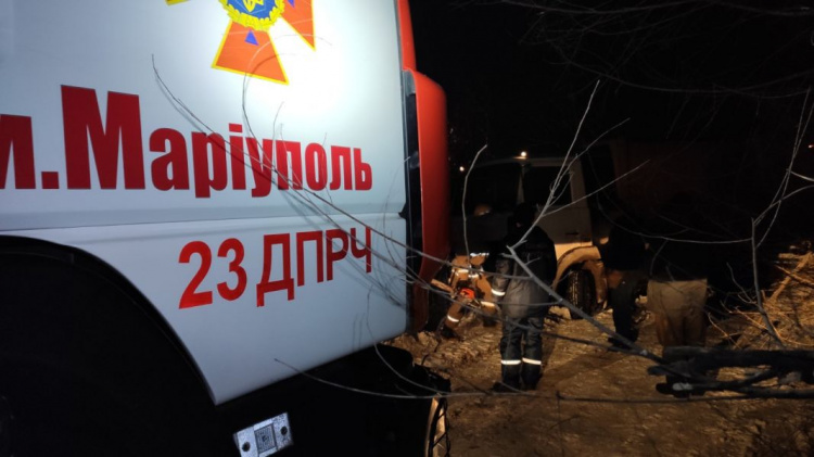 В Мариуполе снег «пленил» грузовик и два микроавтобуса (ФОТО)