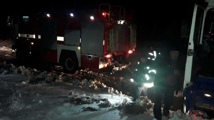 «Пленники» погоды: на Донетчине спасатели отбуксировали 9 машин и разблокировали дом (ФОТО)