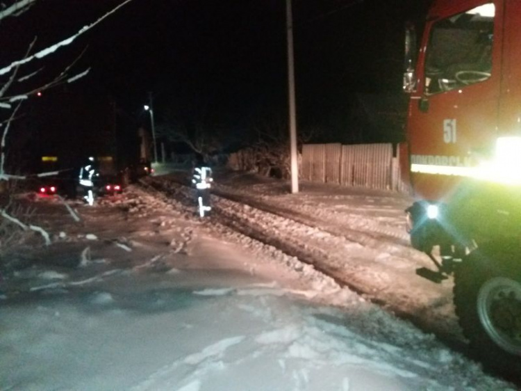 Легковушки, автобусы, фуры: на Донетчине в снежном плену оказались 34 транспортных средства (ФОТО)