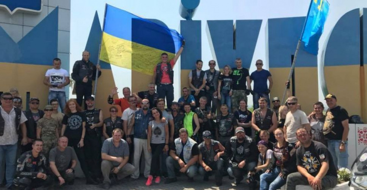 Байкеры с украинскими и крымскотатарскими флагами промчались по Мариуполю (ФОТО+ВИДЕО)