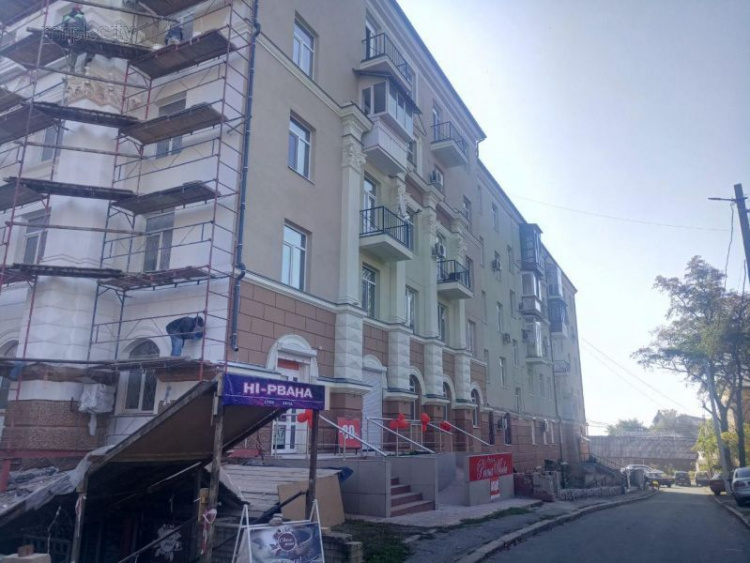 Реконструкция за 50 миллионов: когда закончится ремонт домов в центре Мариуполя? (ФОТО)
