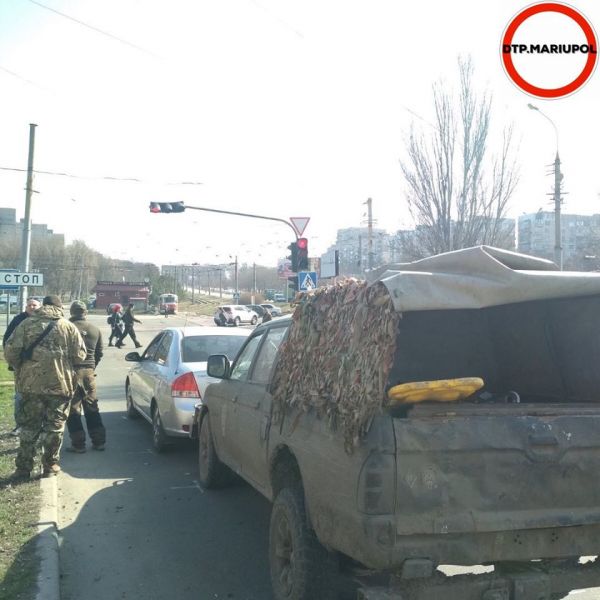 В Мариуполе военный пикап врезался в гражданскую легковушку (ФОТО)