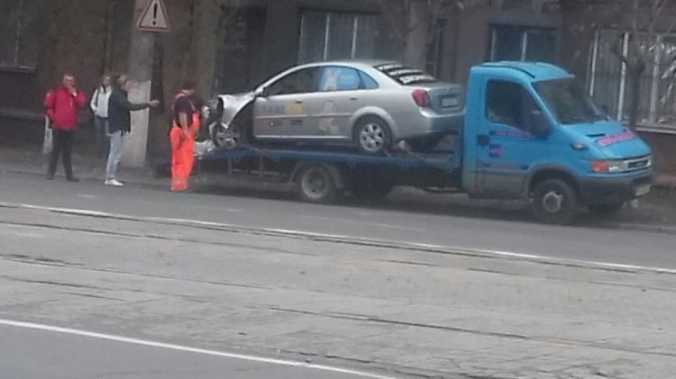 В Мариуполе произошло столкновение такси и фуры с маслом (ФОТО)
