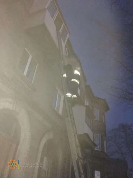 На Донетчине спасатели вытащили из горящей квартиры троих человек