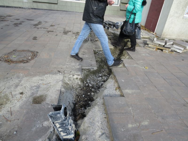 В Мариуполе у памятника Высоцкому предпринята новая попытка победить 