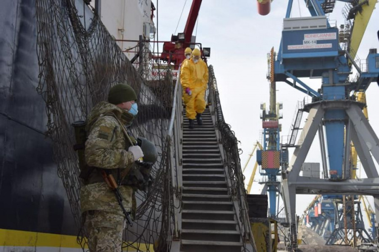 Мариуполь защищают от коронавируса, измеряя температуру прибывшим в порт морякам (ФОТО)