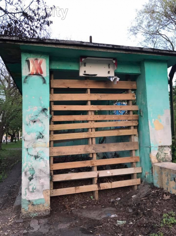 Туалет у драмтеатра Мариуполя превратился в свалку (ФОТО+ВИДЕО)