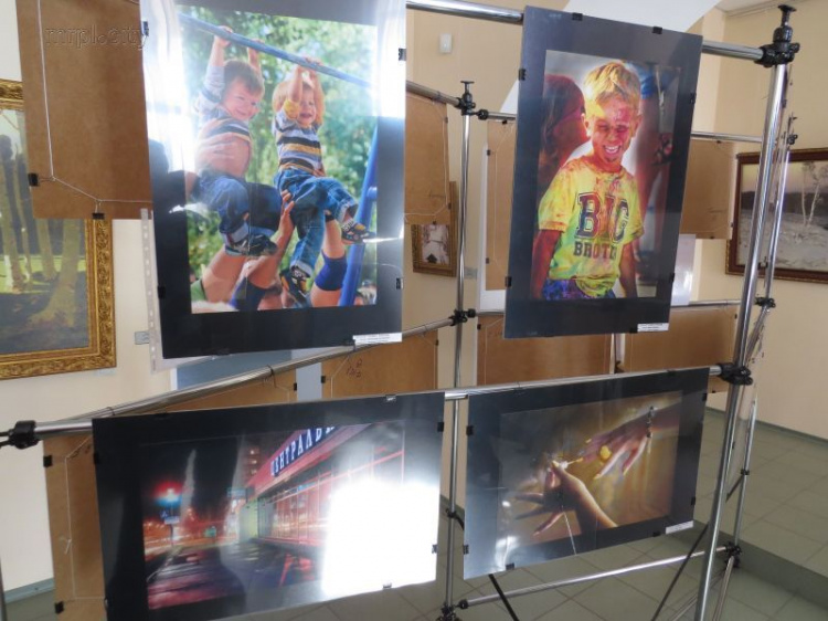 В Мариуполе показали уникальные фотографии с подвешенными, обнаженными и просветленными (ФОТО+ВИДЕО)