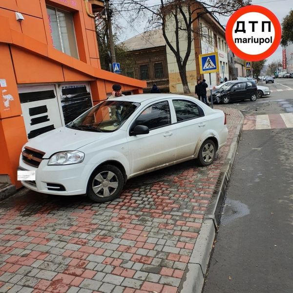 В Мариуполе произошло ДТП с пострадавшим. Водитель «угнанной» иномарки врезался в магазин и скрылся