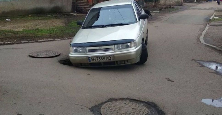 В Мариуполе легковой автомобиль провалился в люк (ФОТО)