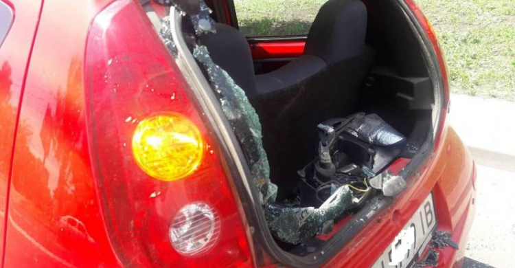  Грузовик Mercedes в Мариуполе протаранил легковушку (ФОТО)