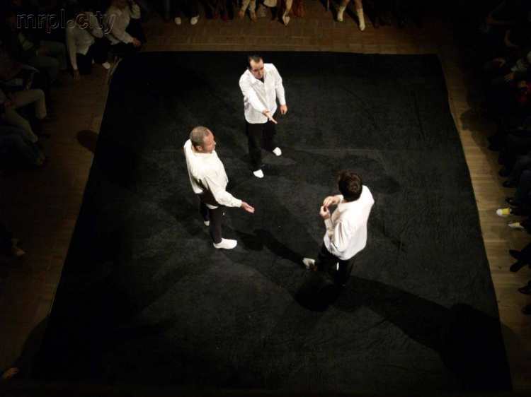«Черный квадрат» покажет в Мариуполе лирико-эротическую комедию «Любовь на длинную дистанцию» (ВИДЕО)