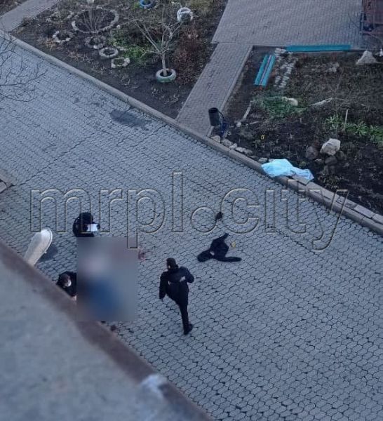 Видео момента падения мужчины, выпавшего из окна многоэтажки в Мариуполе