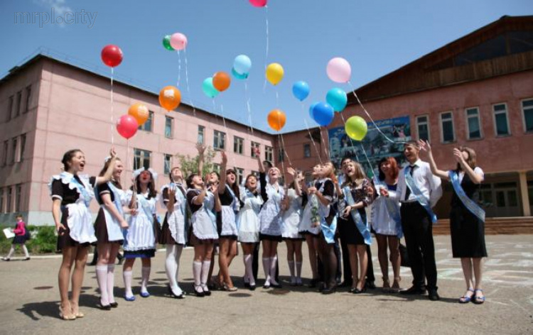 Выпускники обстрелянной красногоровской школы получат аттестаты в Мариуполе