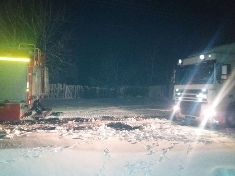 Легковушки, автобусы, фуры: на Донетчине в снежном плену оказались 34 транспортных средства (ФОТО)