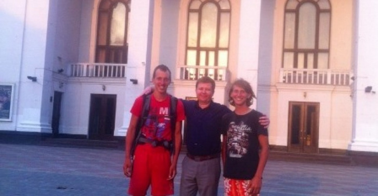 Из Львова в Мариуполь: Два брата прошли пешком 1300 км