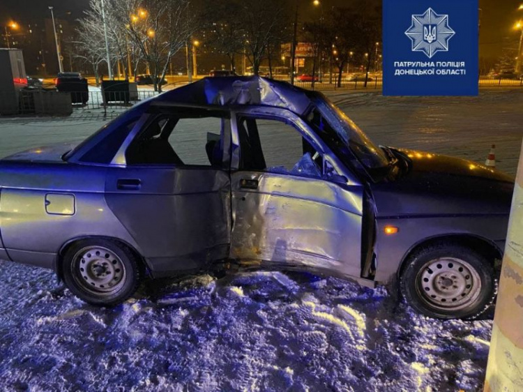 Помятое железо и пострадавшие: в Мариуполе автомобиль занесло в столб