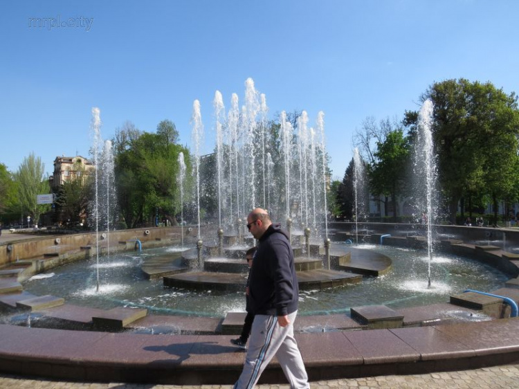 В фестивальном Мариуполе создавали радужные двухметровые пузыри (ФОТО+ВИДЕО)