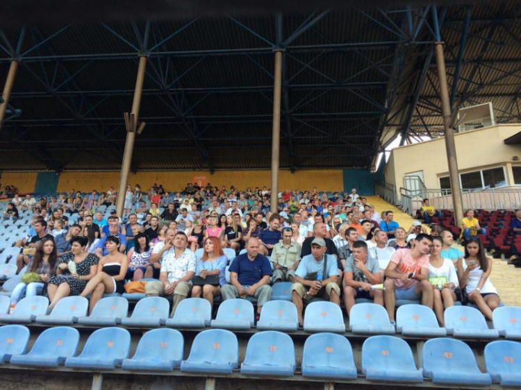 Болельщики ждут начало матча «Мариуполь» со сборной легенд украинского футбола (ФОТОФАКТ)