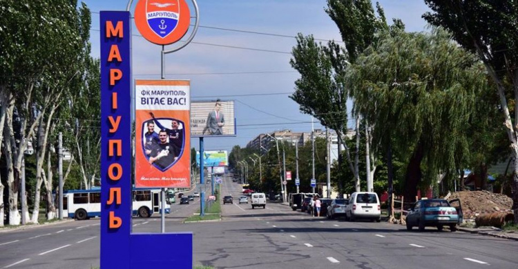 На въезде в Мариуполь появилась стела с брендом футбольной команды (ФОТО)