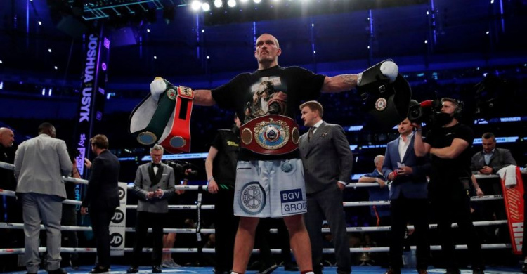 Украинский боксер Александр Усик стал новым чемпионом мира в супертяжелом весе