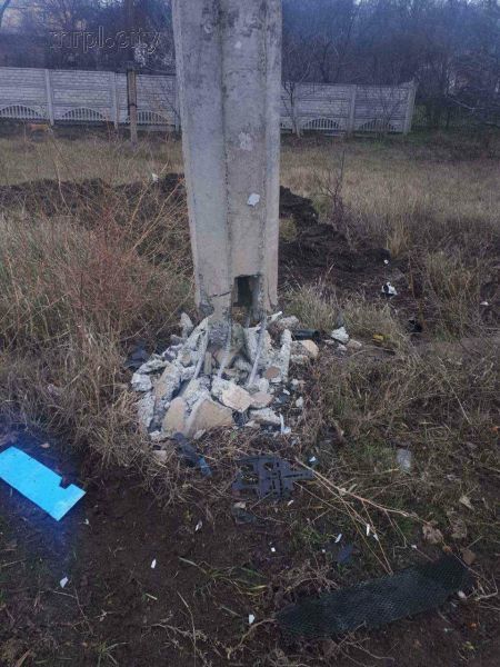 В Мариуполе легковушка развалилась, влетев в столб (ФОТО)
