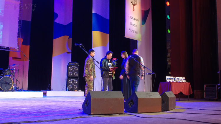 Волонтеров и военных в Мариуполе наградили орденом «Народный герой Украины» (ВИДЕО+ФОТО)