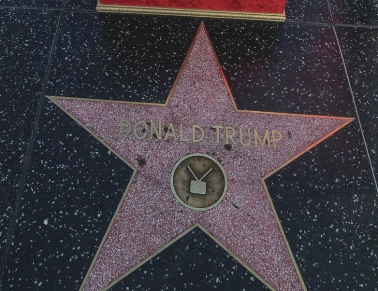 Неизвестный в костюме Халка разбил звезду Трампа в Голливуде