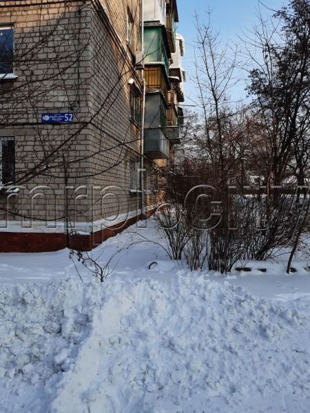 В Мариуполе аварийная крона дерева нависла над тротуаром