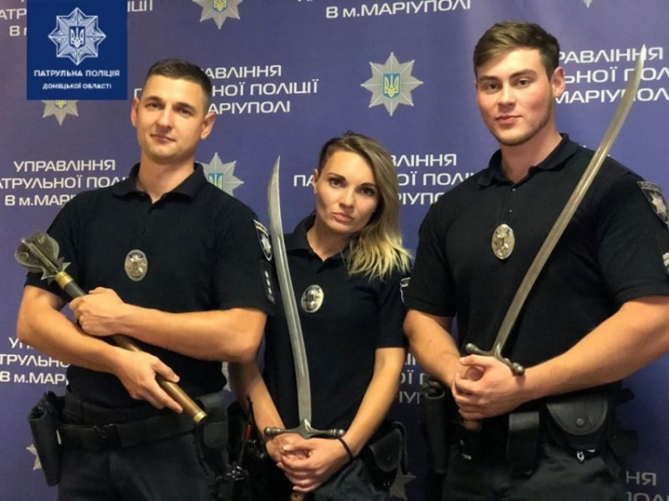В Мариуполе наградили лучшего полицейского, который спас парня от самоубийства (ФОТО)