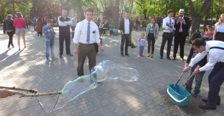 В фестивальном Мариуполе создавали радужные двухметровые пузыри (ФОТО+ВИДЕО)