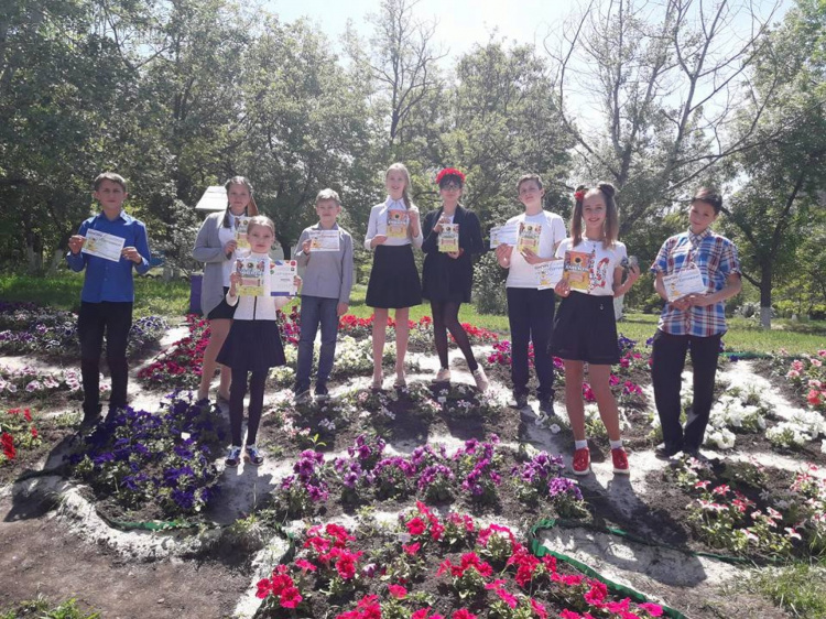 В школе Мариуполя появилась цветущая Украина в виде клумбы (ФОТО)