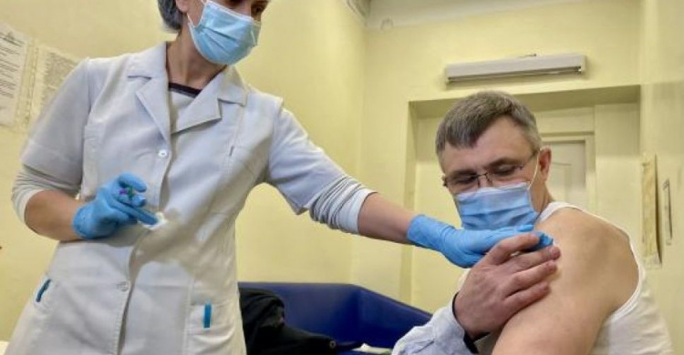 Кого из украинцев отстранят от работы в январе из-за отсутствия вакцинации от COVID-19