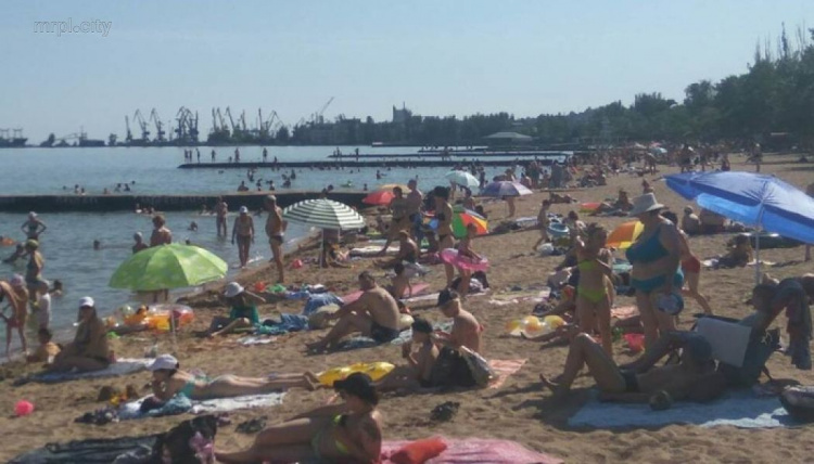 В выходные на пляжах Мариуполя отдыхают до 28 тыс. человек (ФОТО)