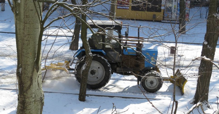 Белая весна. Мариуполь мобилизован на очистку от снега (ФОТО)