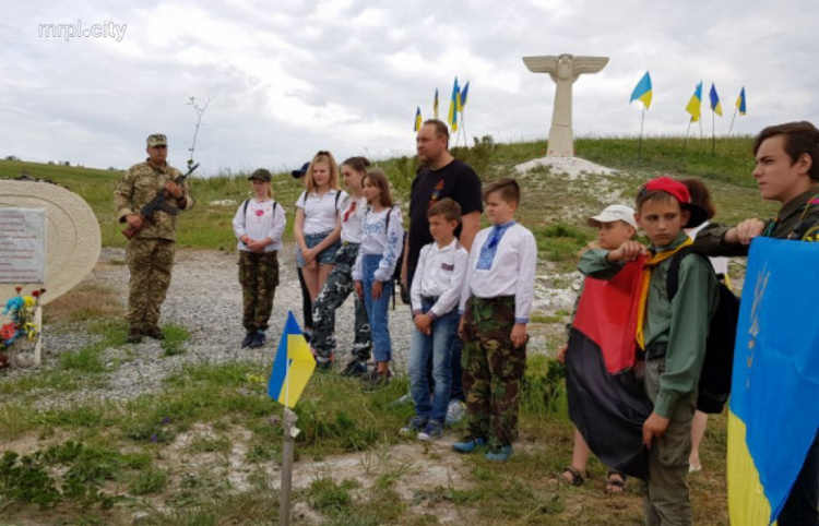 В честь погибших летчиков в небо над Донбассом поднялась сотня воздушных змеев (ФОТО)