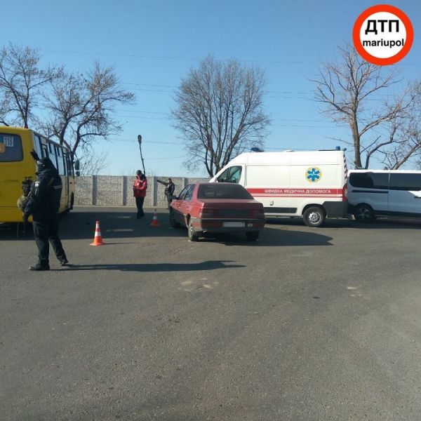 В Мариуполе на блокпосту легковушка столкнулась с каретой «скорой помощи» (ФОТО+ДОПОЛНЕНО)