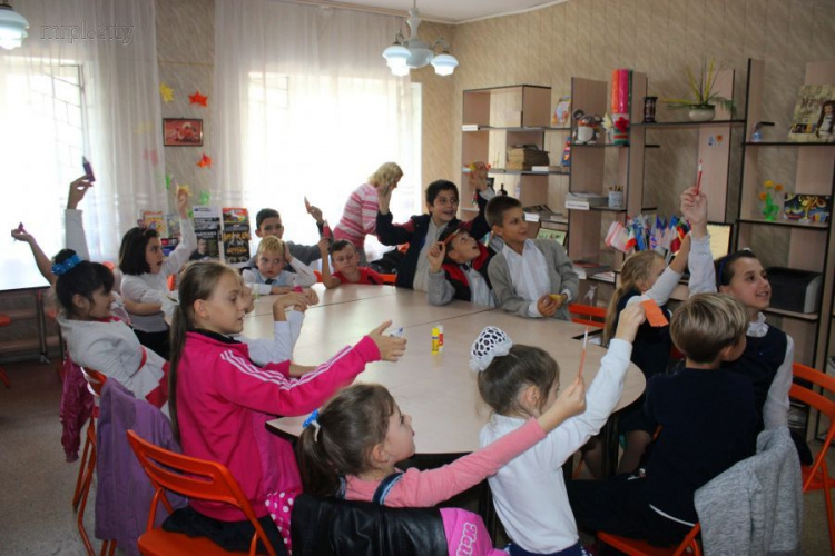 Морскую свинку и детей наградили в Мариуполе за селфи с книгой (ФОТО)
