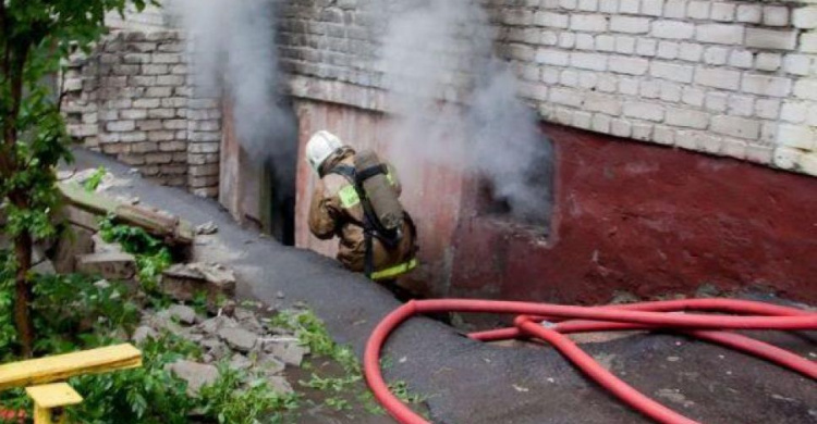 В Мариуполе горел подвал многоэтажки: в дыму оказался мужчина (ФОТО)