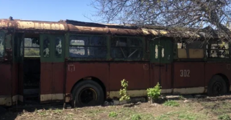Старый мариупольский троллейбус, который 20 лет был сараем, стал легендой в Запорожье