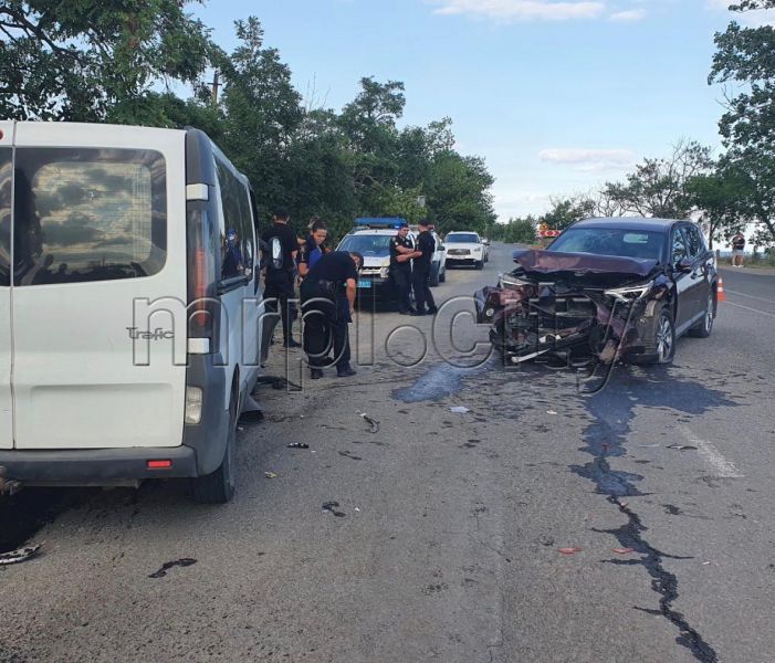 Лобовое столкновение: трое человек пострадали в ДТП неподалеку Мариуполя